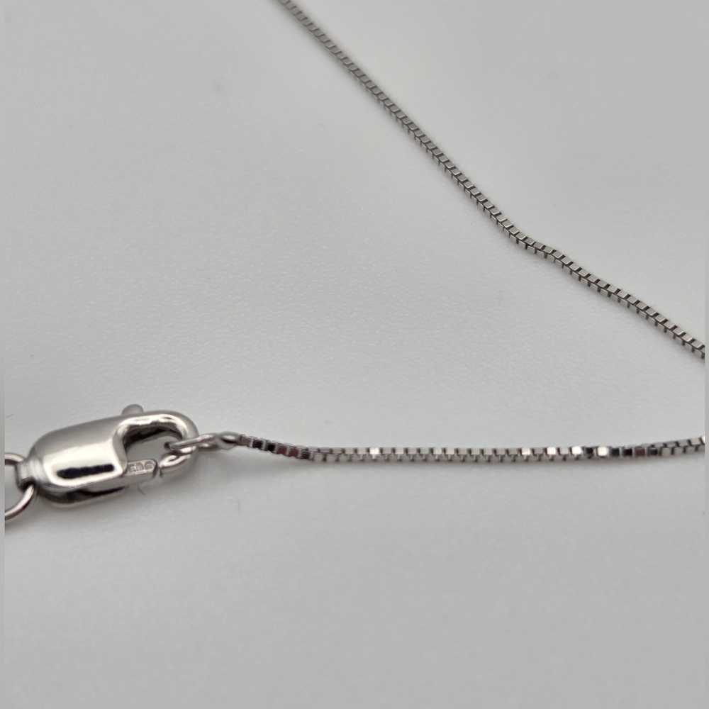 14kt White Gold Box Chain 16" In Lenght .5mm Thick With A Lobster Clasp. - Picture 4 of 6